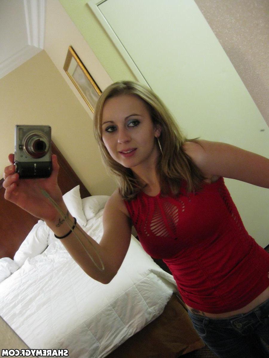 20P Blonde teen Mae Myers shares some hot selfies of her body