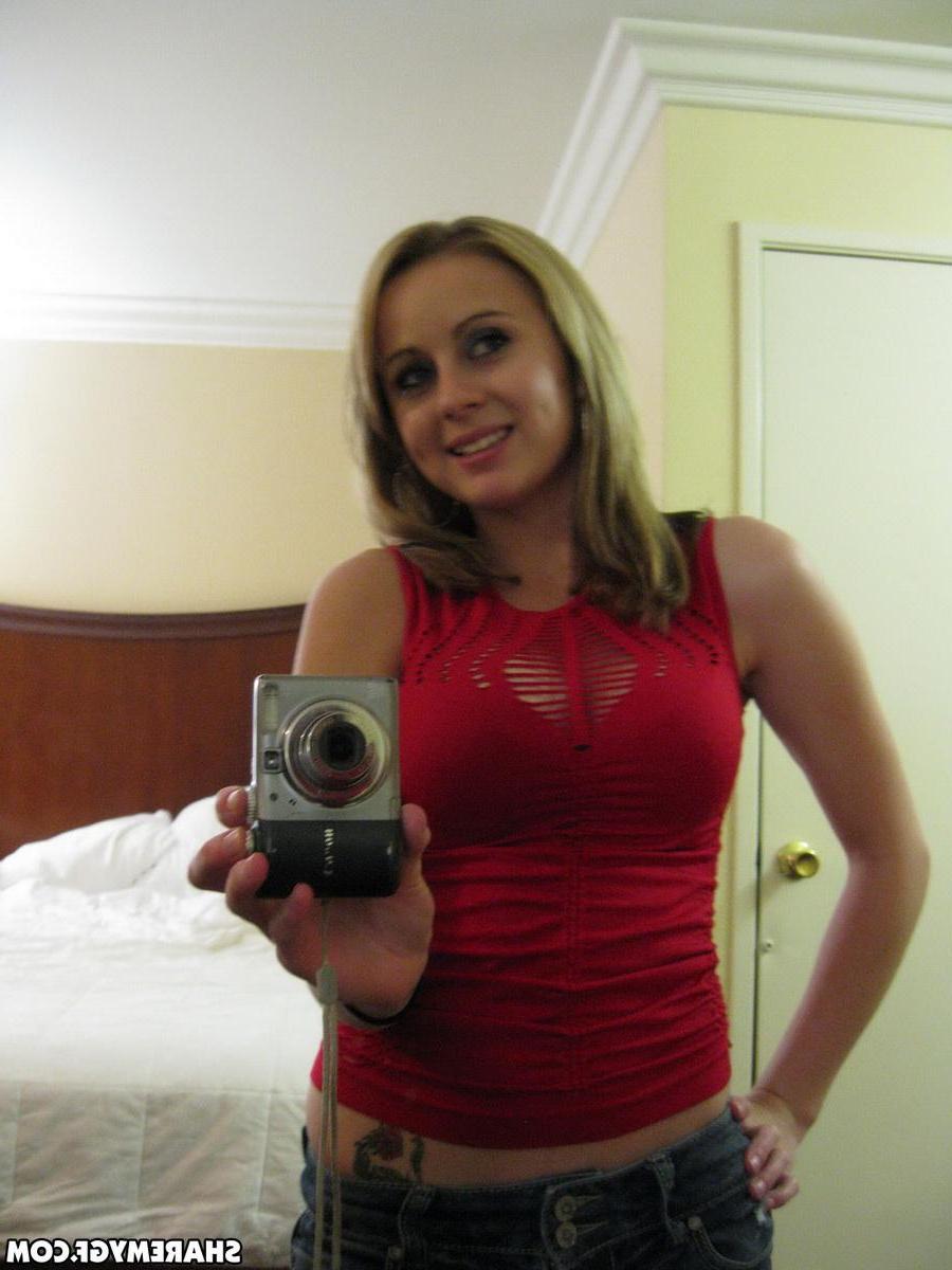 20P Blonde teen Mae Myers shares some hot selfies of her body