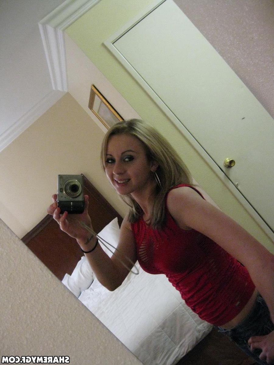 20P Blonde teen Mae Myers shares some hot selfies of her body