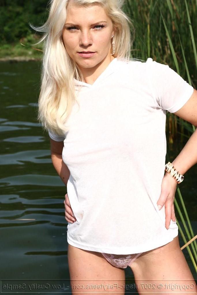 16P Pictures of teen hottie Magic Laura showing you her tits