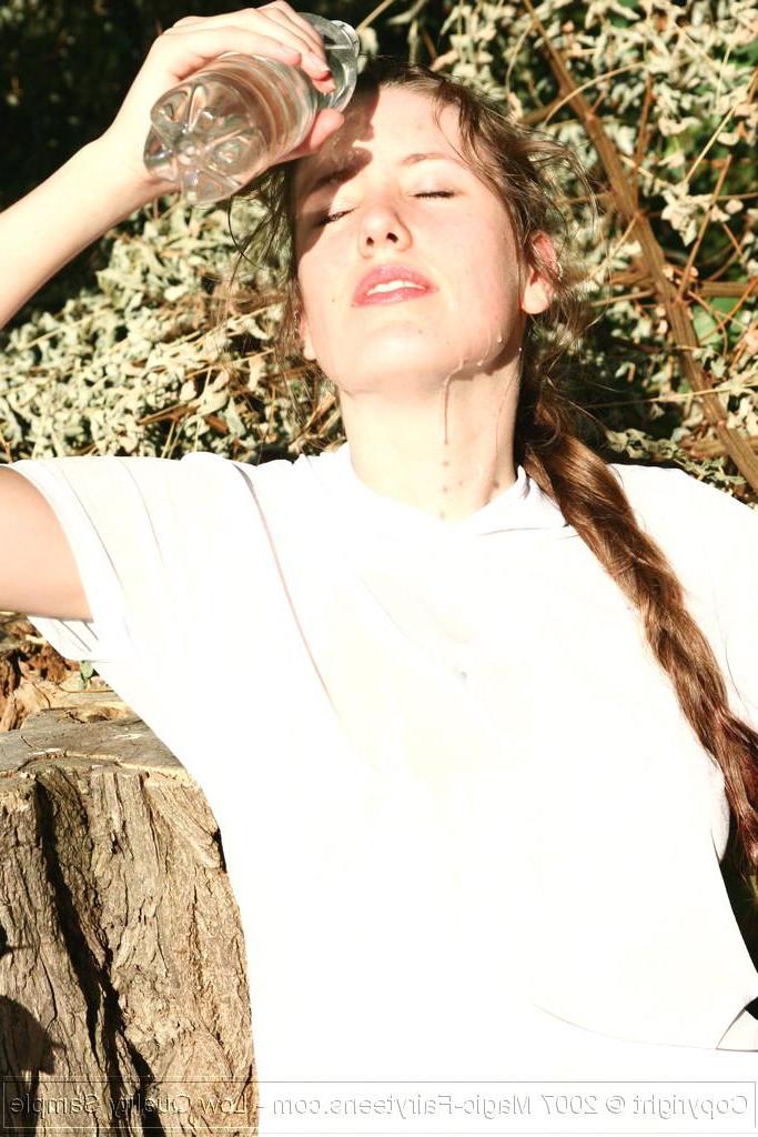 16P Pictures of teen Magic Luna showing off her tits