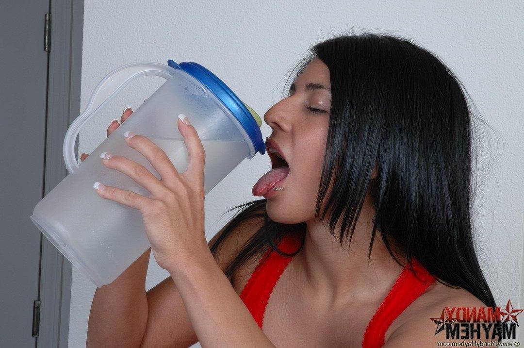 15P Pictures of Mandy Mayhem making her pussy all wet