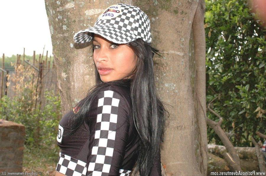 15P Pictures of latin girl Mariana racing to take her clothes off