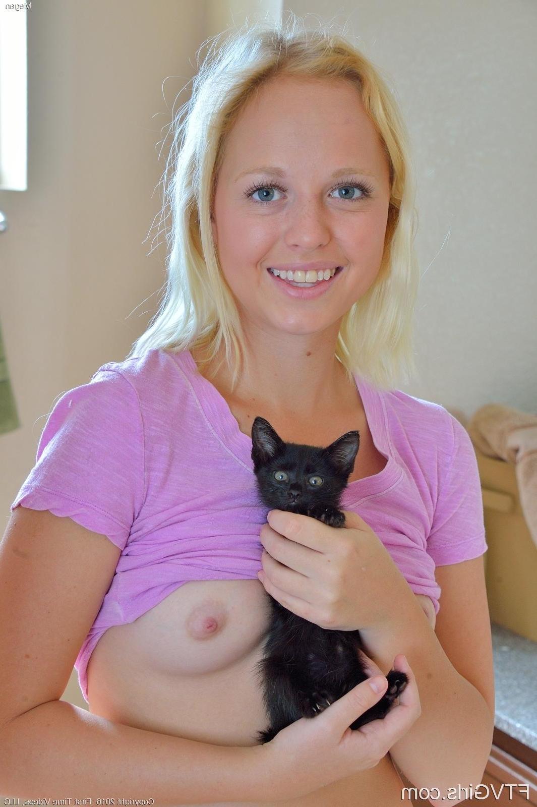 16P Blonde coed Megan plays with herself in her little sanctuary