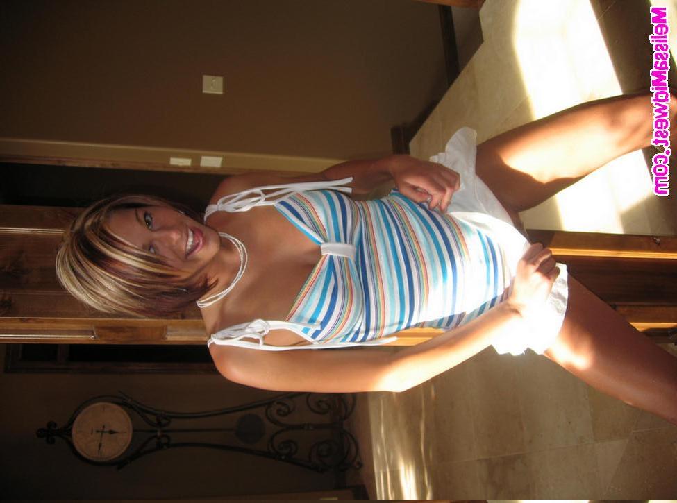 20P Pics of Melissa Midwest showing off her wet pussy