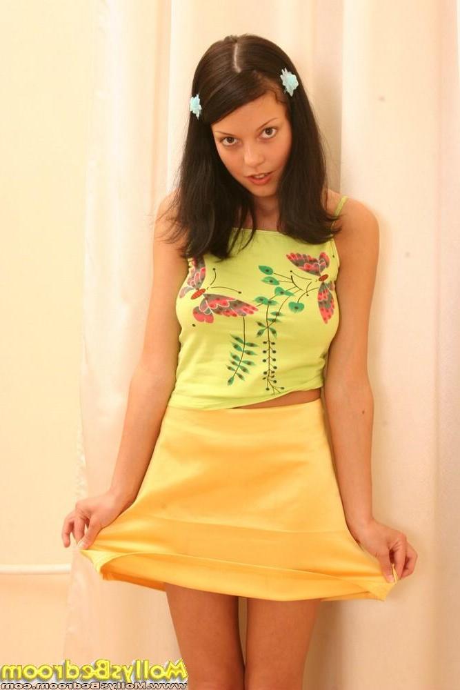 15P Pictures of hot teen girl Molly showing her sexy body