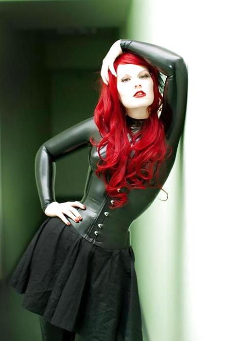 25P Women and latex