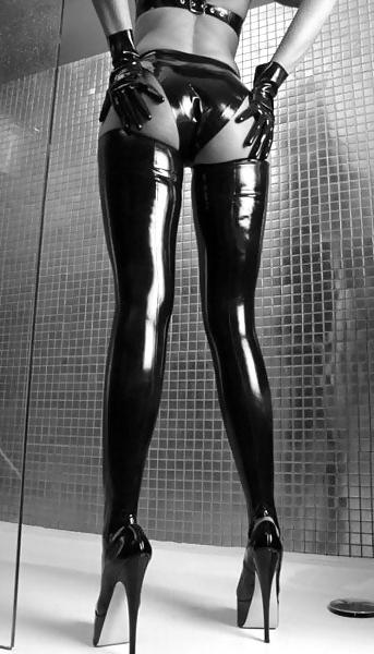 25P Women and latex