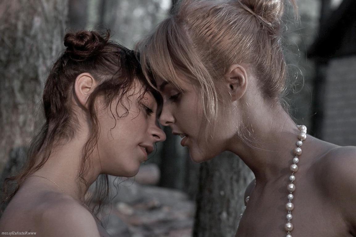15P Pictures of teen girl Natasha Shy getting naked with Sasha Blonde