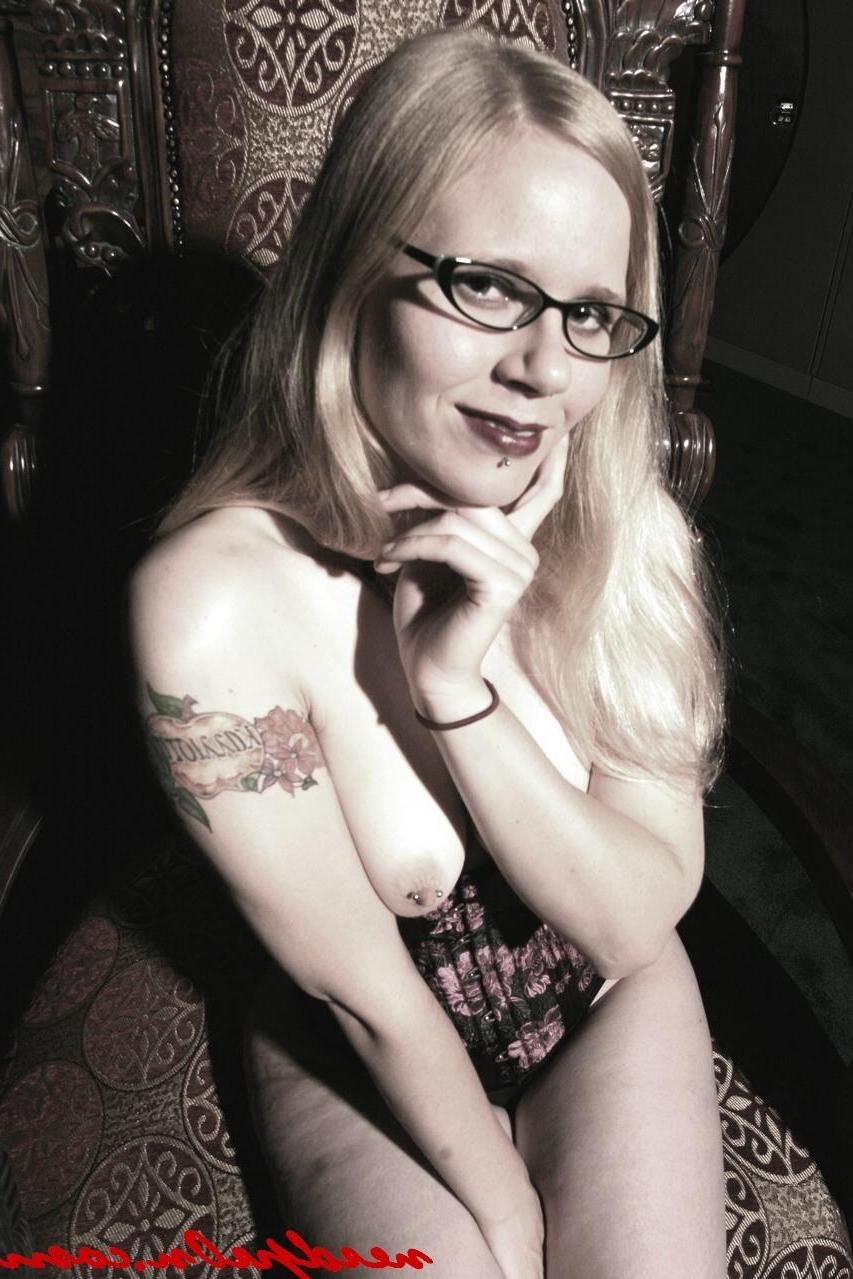16P Pictures of NerdPr0n Anna in black and white