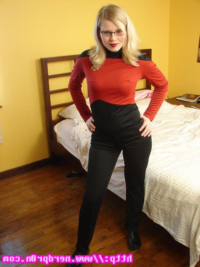 17P Pictures of teen model NerdPr0n Anna acting out her star trek fantasy