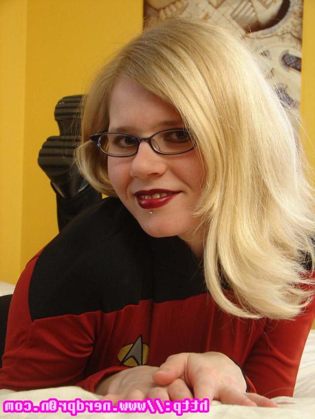 17P Pictures of teen model NerdPr0n Anna acting out her star trek fantasy