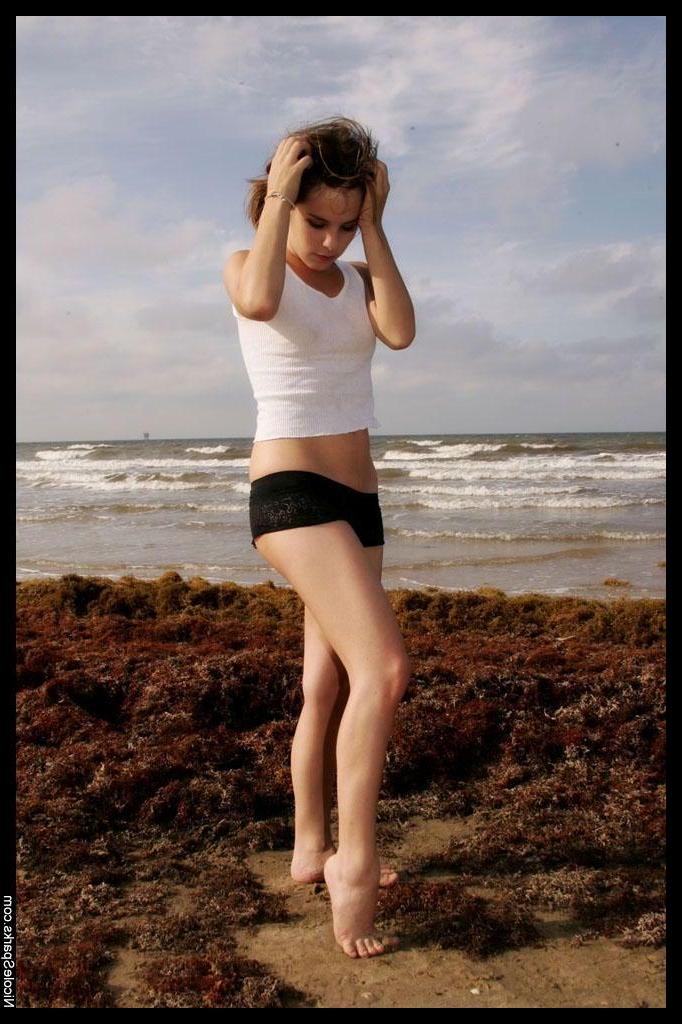 16P Pictures of Nicole Sparks getting herself all wet on the beach