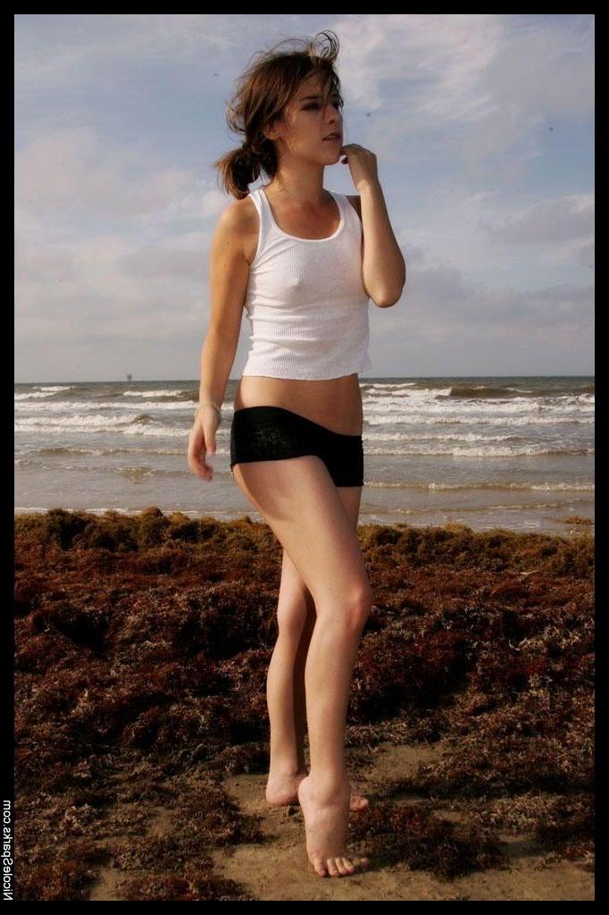 16P Pictures of Nicole Sparks getting herself all wet on the beach