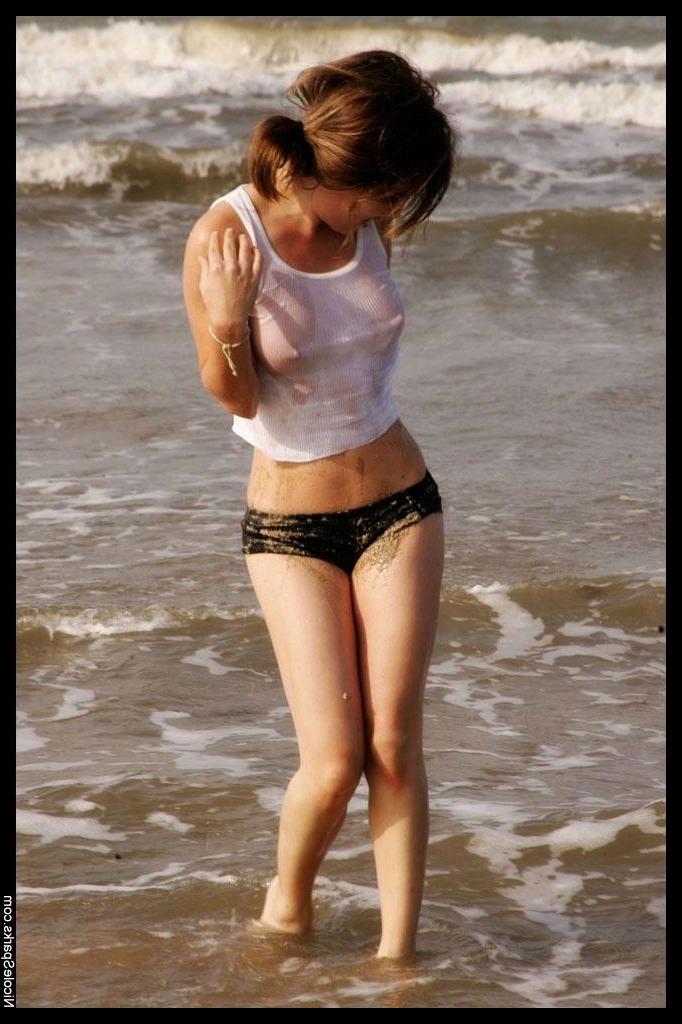 16P Pictures of Nicole Sparks getting herself all wet on the beach