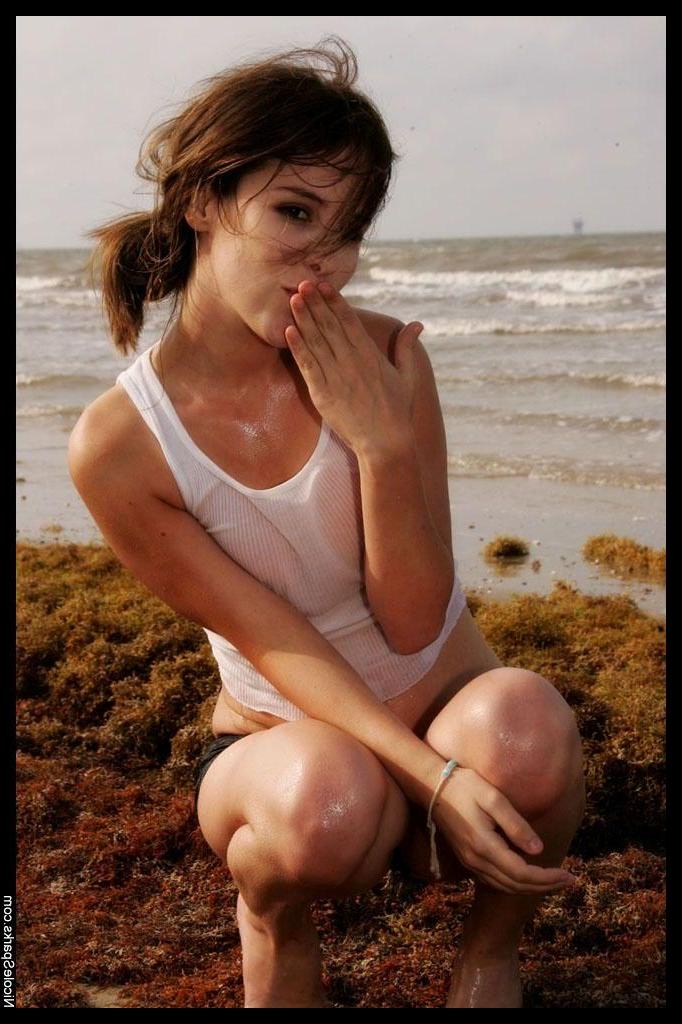 16P Pictures of Nicole Sparks getting herself all wet on the beach