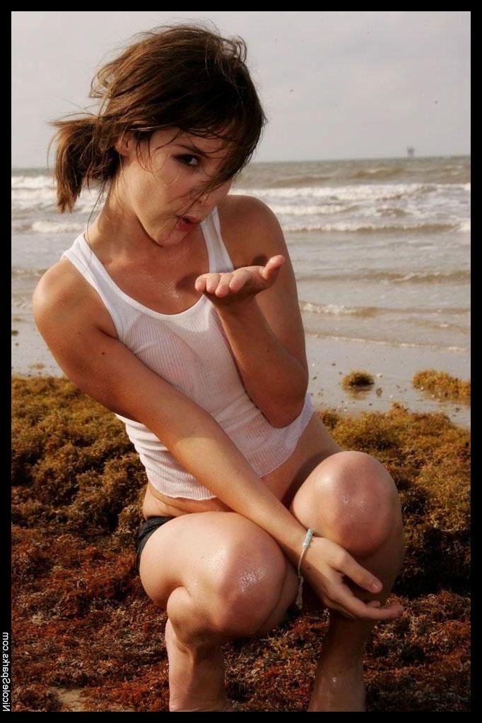 16P Pictures of Nicole Sparks getting herself all wet on the beach