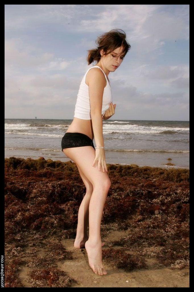 16P Pictures of Nicole Sparks getting herself all wet on the beach