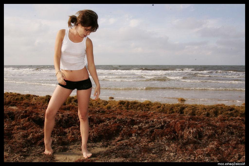 16P Pictures of Nicole Sparks getting herself all wet on the beach