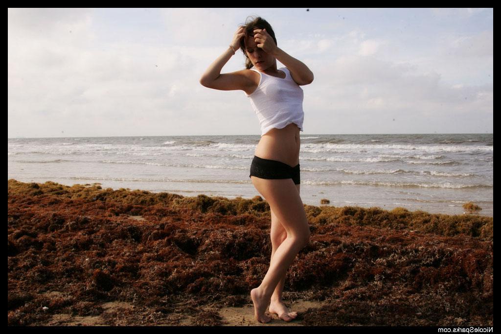 16P Pictures of Nicole Sparks getting herself all wet on the beach