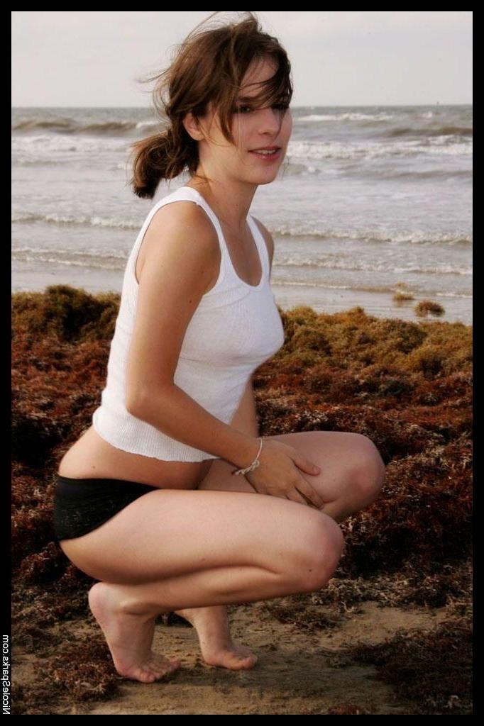 16P Pictures of Nicole Sparks getting herself all wet on the beach