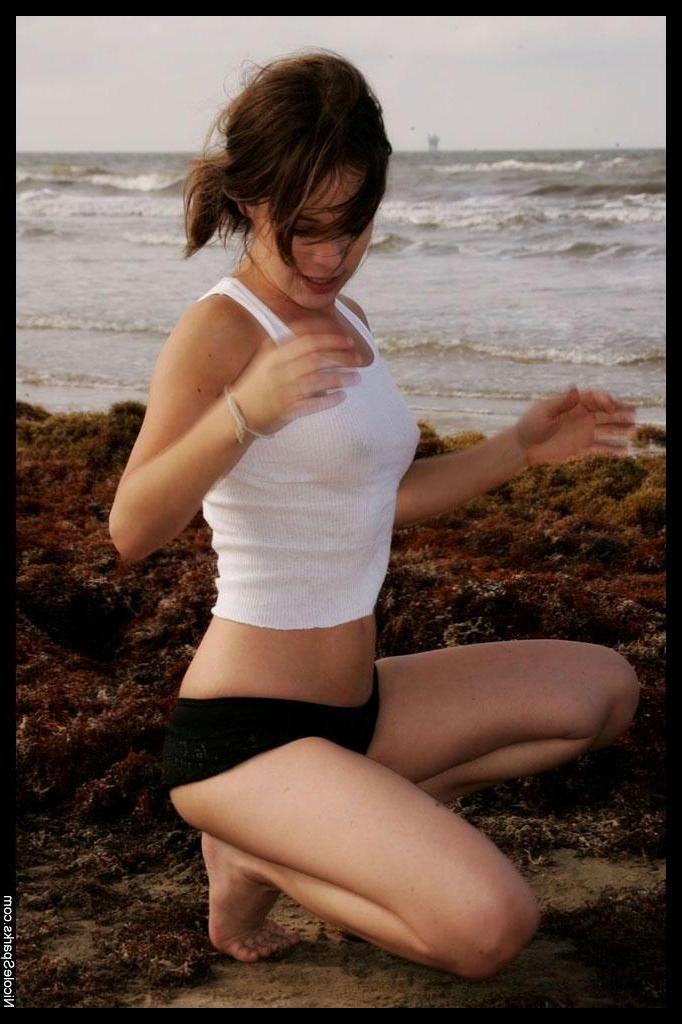 16P Pictures of Nicole Sparks getting herself all wet on the beach