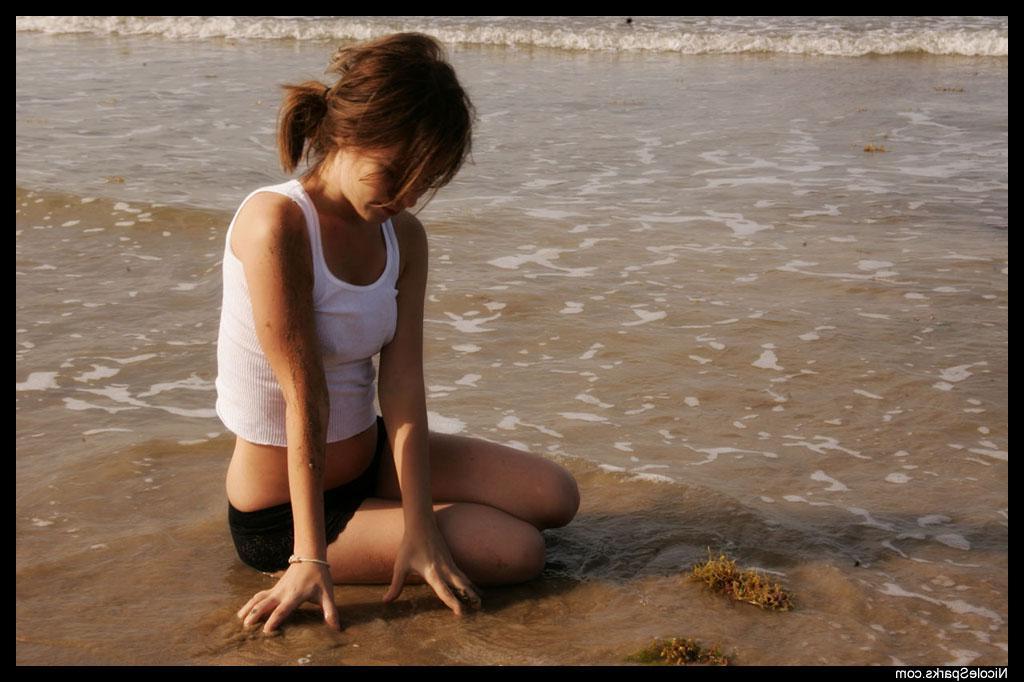 16P Pictures of Nicole Sparks getting herself all wet on the beach