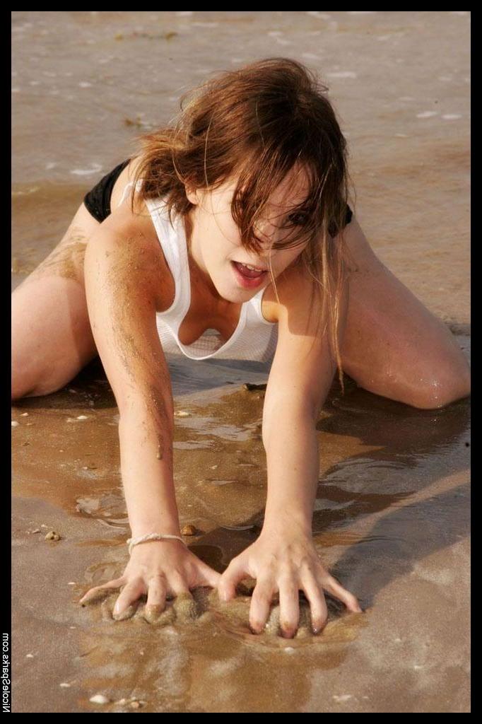 16P Pictures of Nicole Sparks getting herself all wet on the beach
