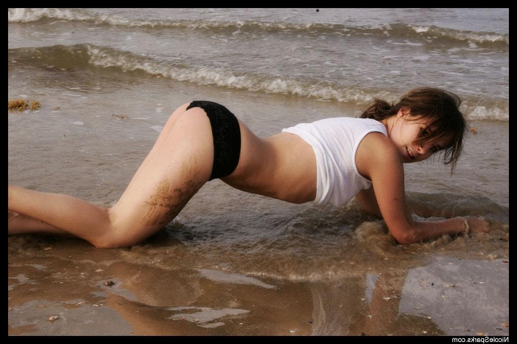 16P Pictures of Nicole Sparks getting herself all wet on the beach