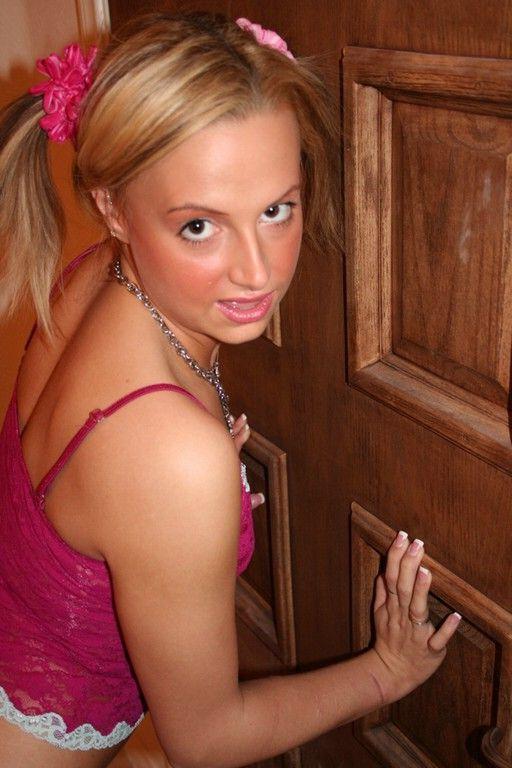18P Pictures of teen Nikki Hillton pulling down her panties
