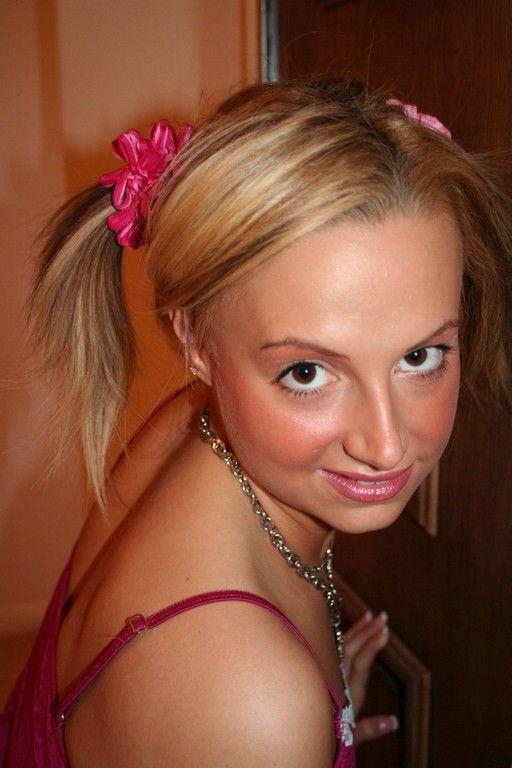 18P Pictures of teen Nikki Hillton pulling down her panties