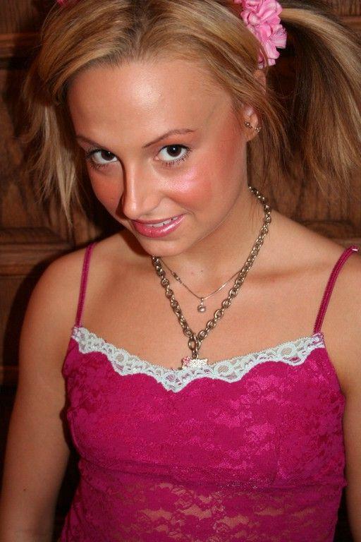 18P Pictures of teen Nikki Hillton pulling down her panties