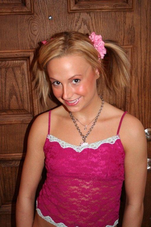 18P Pictures of teen Nikki Hillton pulling down her panties
