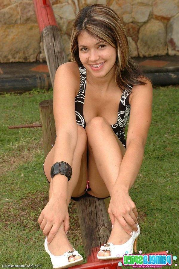 15P Pictures of teen model Pamela Spice getting nude outside