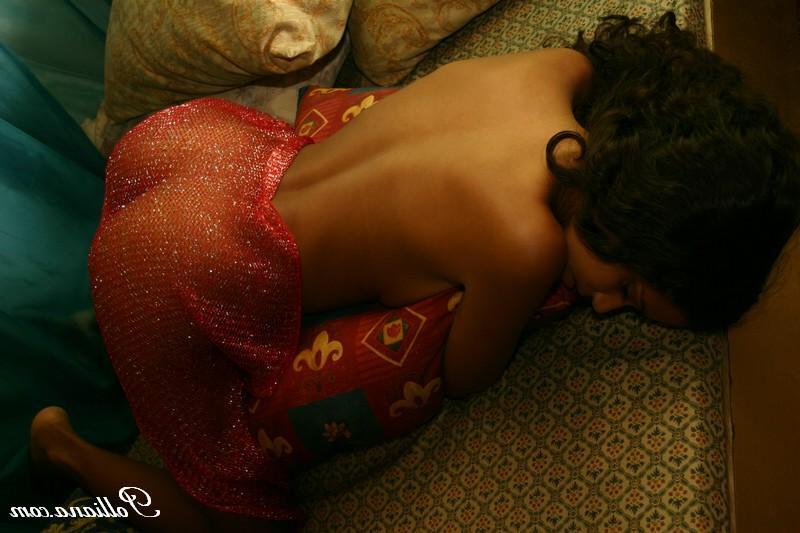 15P Pictures of teen Polliana waiting for you in bed