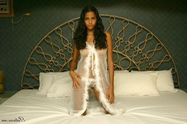 16P Pictures of Polliana in white lingerie