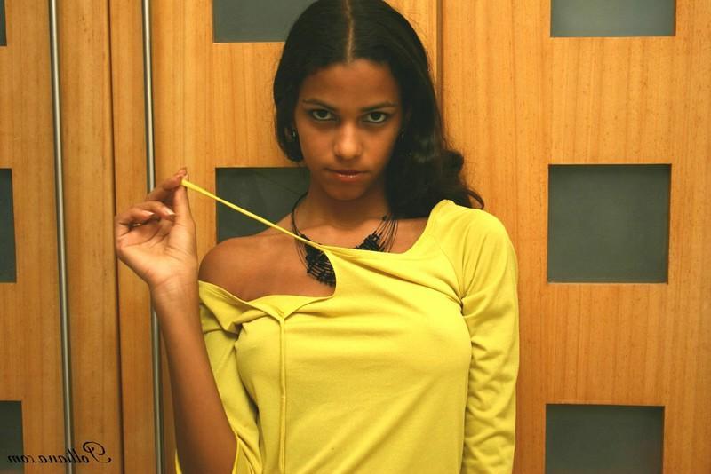 16P Pictures of latin teen Polliana teasing in a yellow shirt