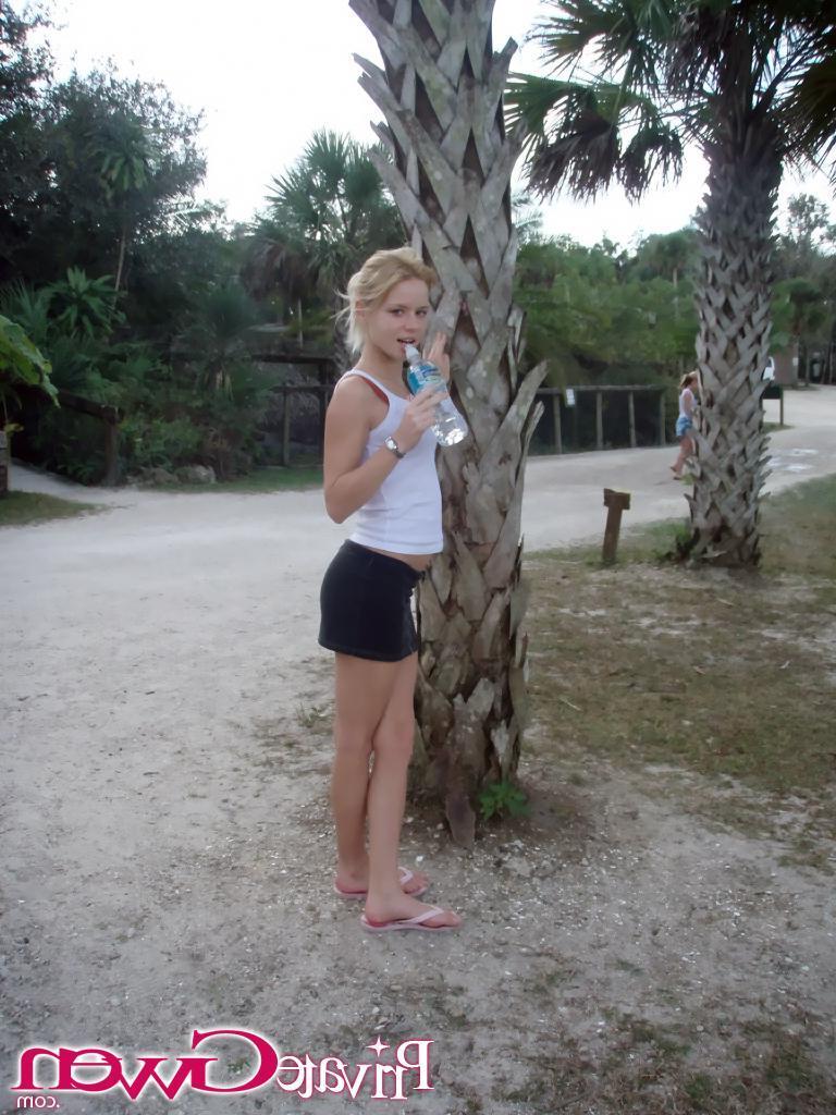 16P Pictures of teen porn amateur Private Gwen flashing outside