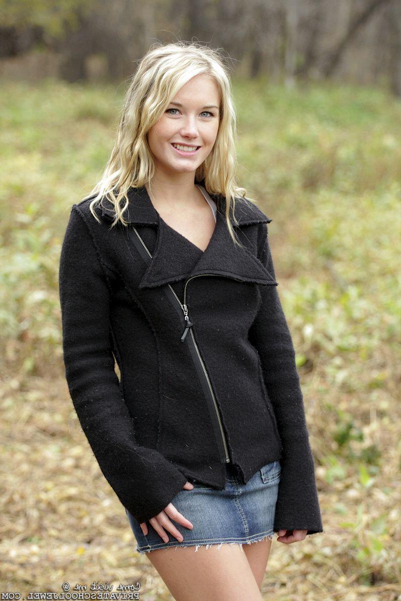 15P Pictures of teen amateur Private School Jewel exposing herself outside