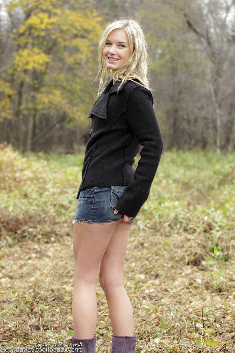 15P Pictures of teen amateur Private School Jewel exposing herself outside
