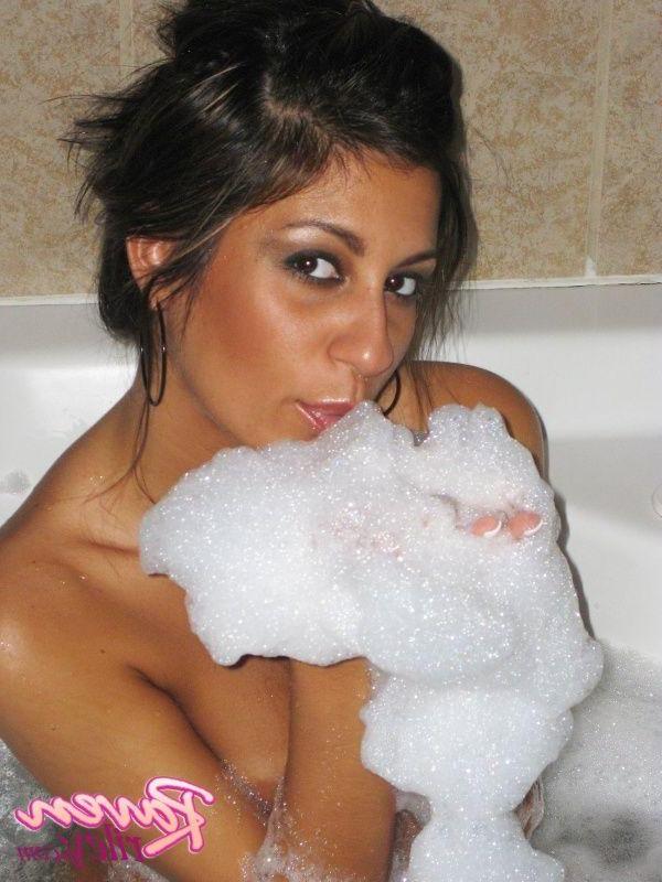 20P Pictures of teen babe Raven Riley getting all hot and wet for you