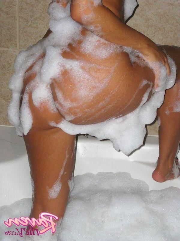 20P Pictures of teen babe Raven Riley getting all hot and wet for you