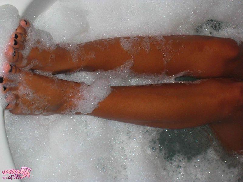 20P Pictures of teen babe Raven Riley getting all hot and wet for you