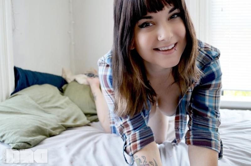 15P Die Alt-Schönheit Riley Raii gibt dir im Bett einen Striptease in ihrem karierten Hemd