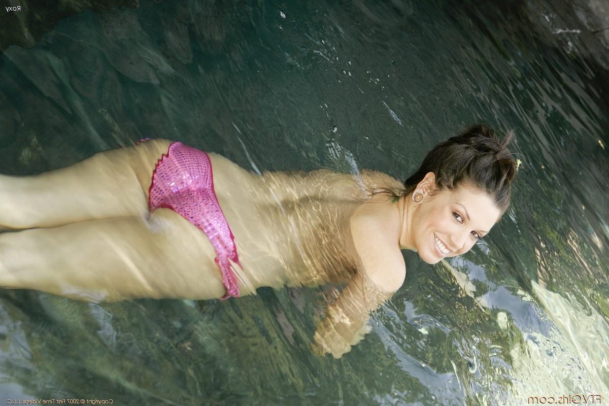 20P Pictures of Roxy Deville playing with her wet pussy