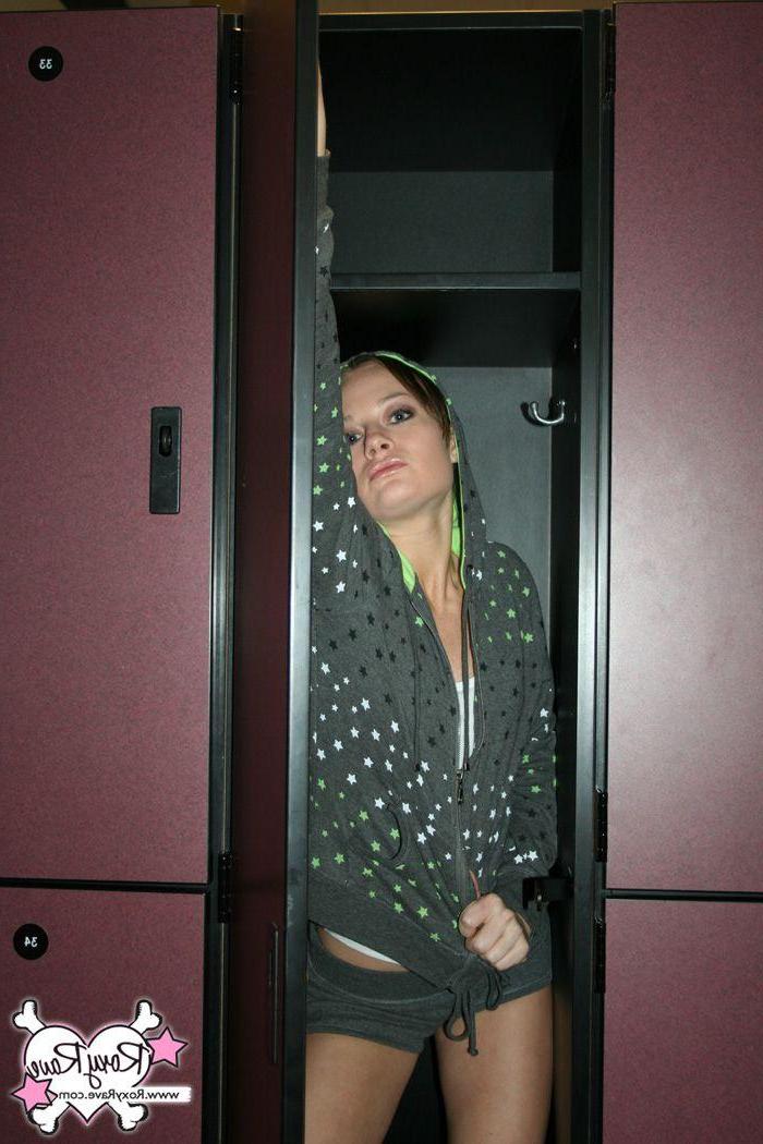 20P Pictures of teen chick Roxy Rave having some fun at the gym