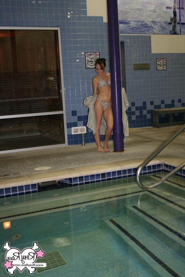 20P Pictures of teen chick Roxy Rave having some fun at the gym