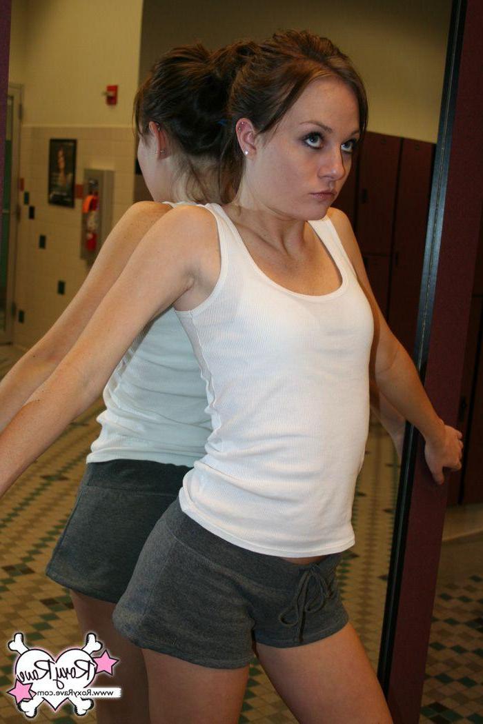 20P Pictures of teen chick Roxy Rave having some fun at the gym