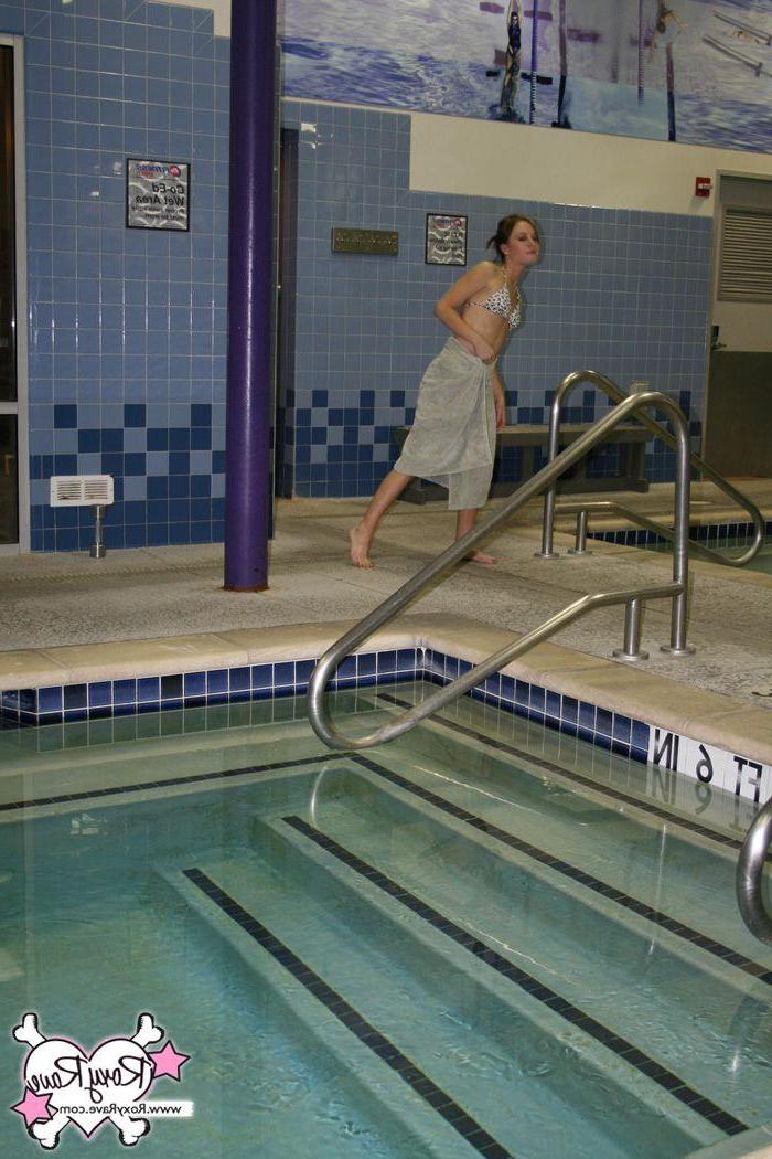 20P Pictures of teen chick Roxy Rave having some fun at the gym