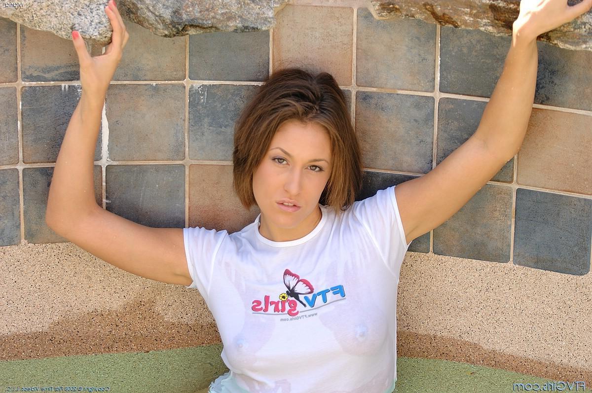 20P Pictures of Maria getting her pussy all wet